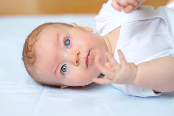 Söt baby med blå ögon — Stockfoto