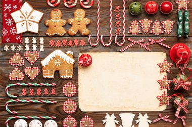 Noel kurabiyeleri ve süslemeler