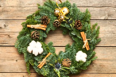 Madalyalı Noel çelengi 