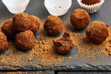 Ev yapımı çikolatalı trüf.