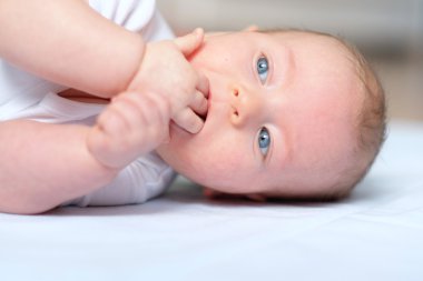 küçük ağız elinde bebekle