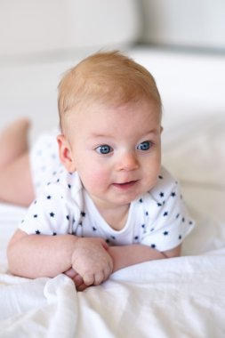 Mavi gözlü bebek.