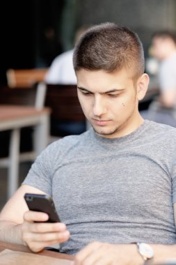 Cep telefonu olan adam.