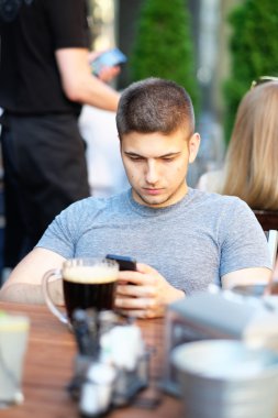 Cep telefonu olan adam.
