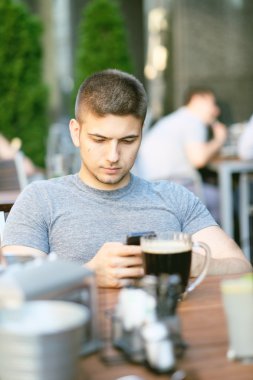 hareket eden telefon içinde Restoran olan adam 