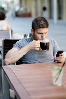 Adam bira içme telefon ile