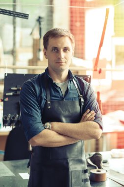 Deri el sanatları Atölyesi sahibi