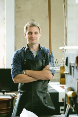 Atölye sahibi çapraz kolları olan 