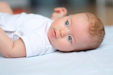 mavi gözlü erkek bebek