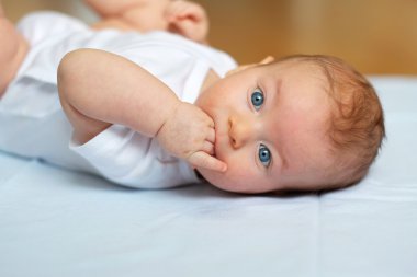 küçük ağız elinde bebekle