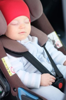 araba koltuğunda uyuyan