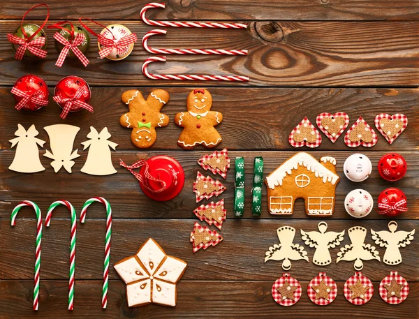 Gingerbread cookies and decorations — Stock Photo, Image