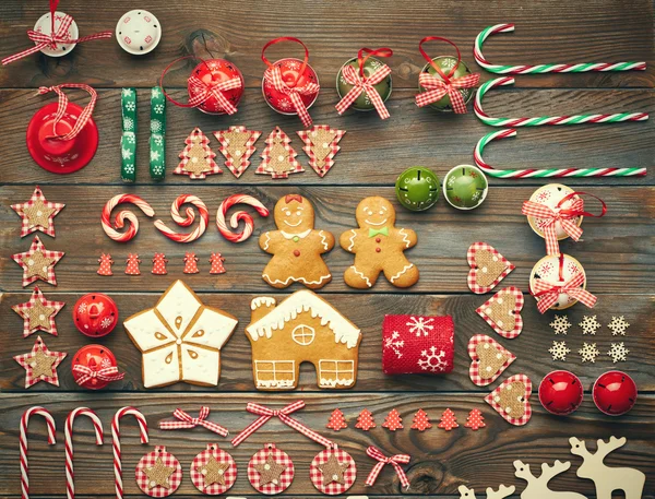 Biscoitos de Natal e decorações flat lay — Fotografia de Stock