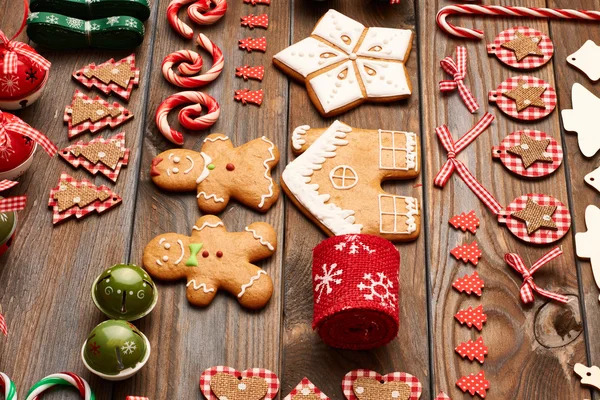 Galletas de Navidad y decoraciones planas — Foto de Stock