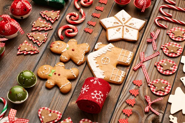 Biscoitos de Natal e decorações flat lay — Fotografia de Stock