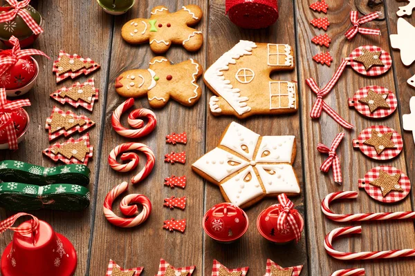 Kerstkoekjes en decoraties plat lag — Stockfoto