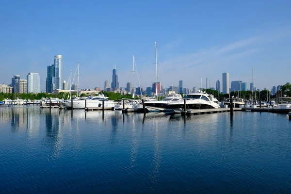 Chicago skyline e marina urbana — Fotografia de Stock