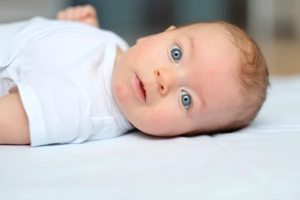 Малыш в постели — стоковое фото