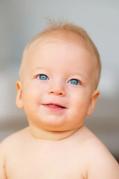 Bébé aux yeux bleus — Photo