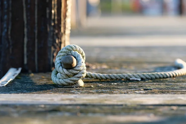 Seil auf Holzsteg — Stockfoto