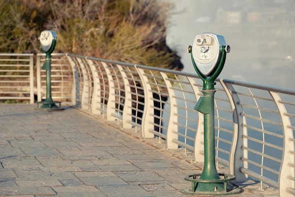 A Niagara Falls turista távcsövek — Stock Fotó