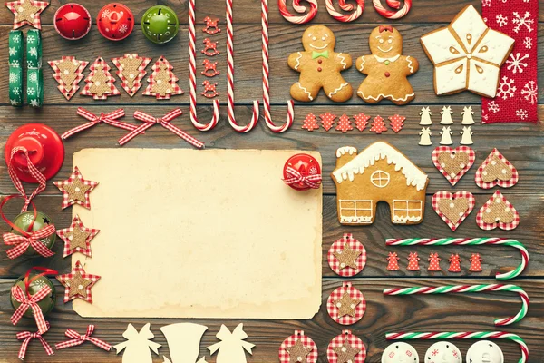 Рождественские печенья и украшения — стоковое фото