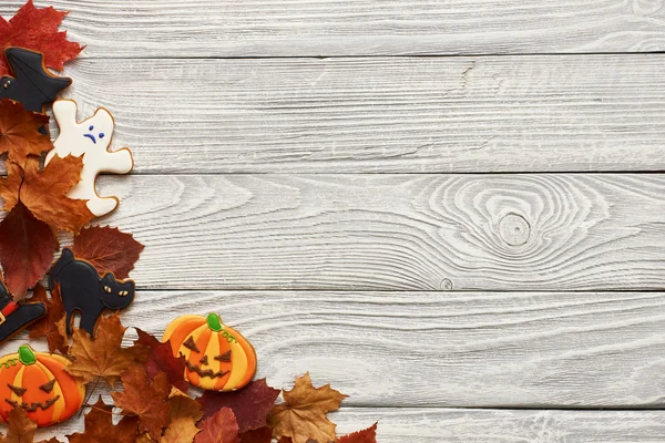 Хэллоуин фон с печеньем и листьями — стоковое фото