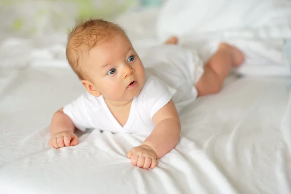 Tre månader gammal baby — Stockfoto