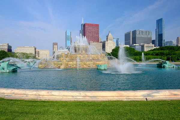 Chicago skyline and Buckingham Fountain — Stock Photo, Image