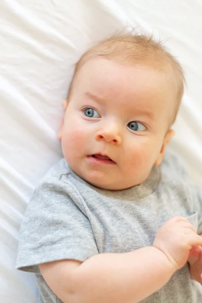 Menino na cama — Fotografia de Stock