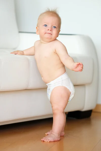 Babyjongen permanent — Stockfoto