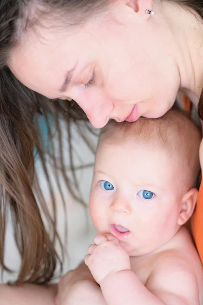 Babyjongen met moeder — Stockfoto