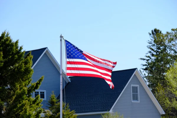 Bandera y casas americanas —  Fotos de Stock