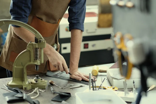 Propriétaire de l'atelier pendant le travail — Photo