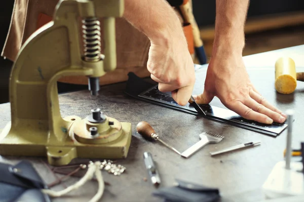 Proprietario dell'officina durante il lavoro — Foto Stock