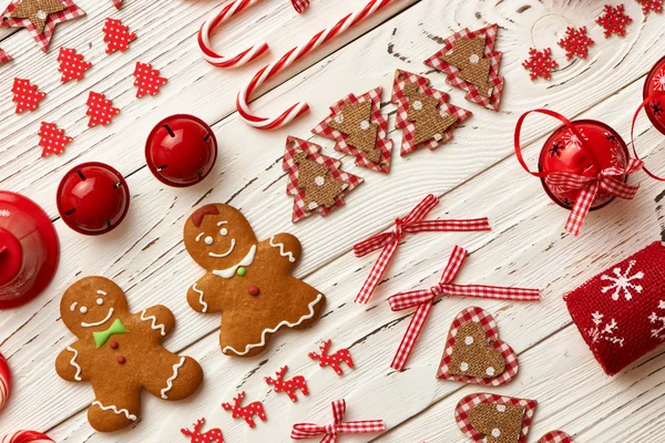 Biscoitos de Natal e decorações — Fotografia de Stock