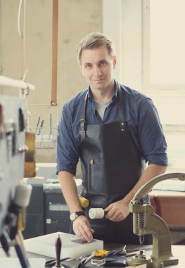 Deri atölye sahibi çalışma 