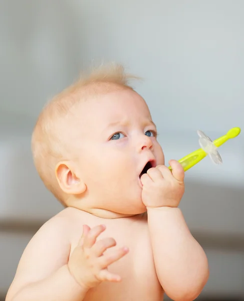 Babyjongen met tandenborstel — Stockfoto