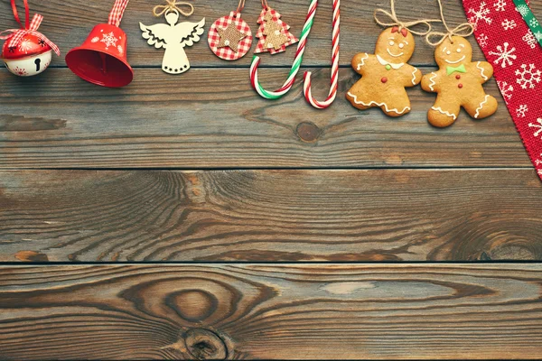 Lebkuchen und handgemachte Dekorationen — Stockfoto