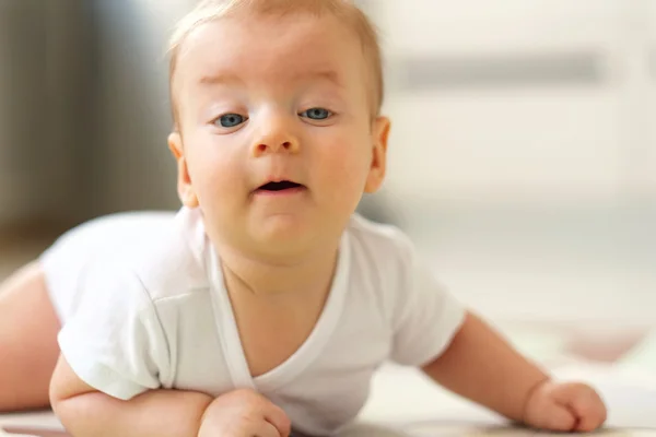 Fyra månader gammal baby — Stockfoto