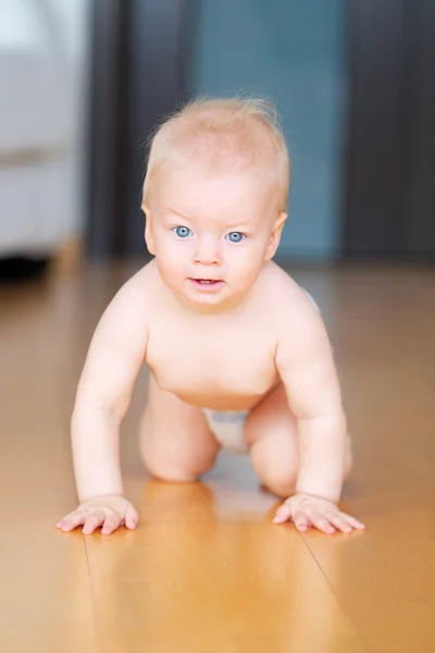 Babyjongen kruipen — Stockfoto