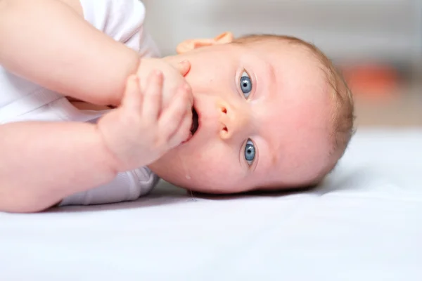 Baby med hand i mun — Stockfoto