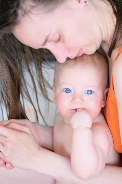 Annem ile erkek bebek — Stok fotoğraf