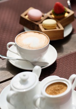 fincan kapuçino ve macaroons