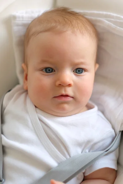 Bébé aux yeux bleus — Photo