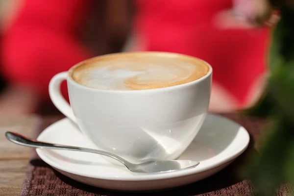 Taza de capuchino en la cafetería — Foto de Stock