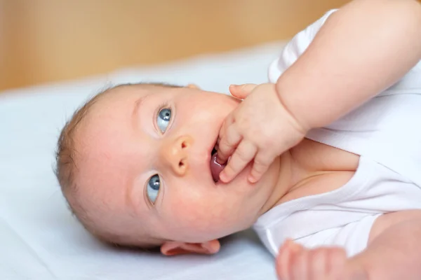 Baby met hand in mond — Stockfoto