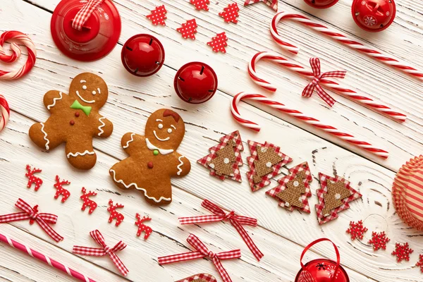 Biscoitos de Natal e decorações — Fotografia de Stock
