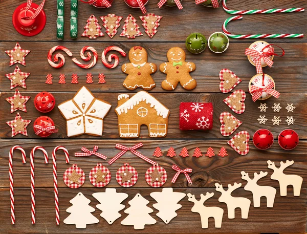 Galletas de jengibre, caramelos y decoraciones — Foto de Stock