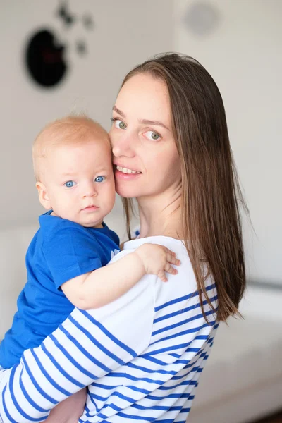 Pojke med mamma — Stockfoto